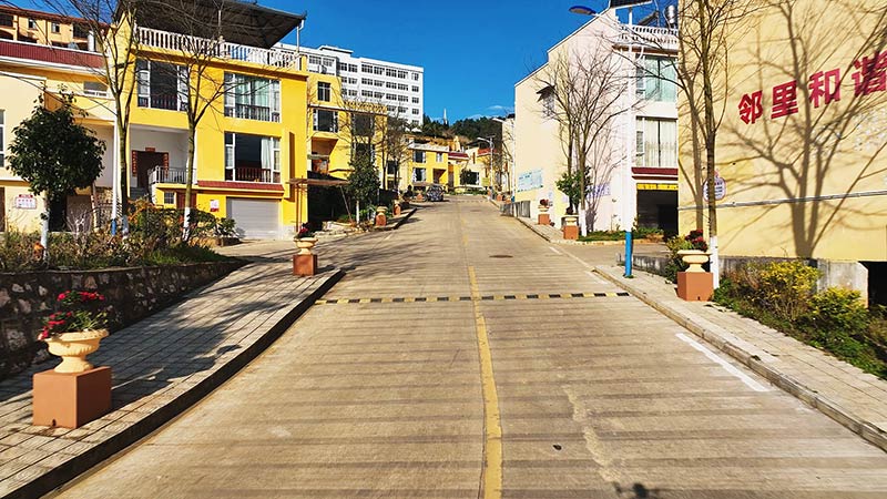 云南个旧：建好农村公路助力乡村振兴